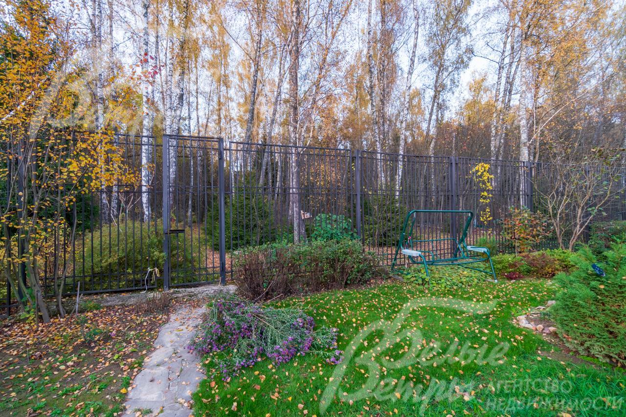 Высажено множество деревьев на участке, есть собственный выход в лес.