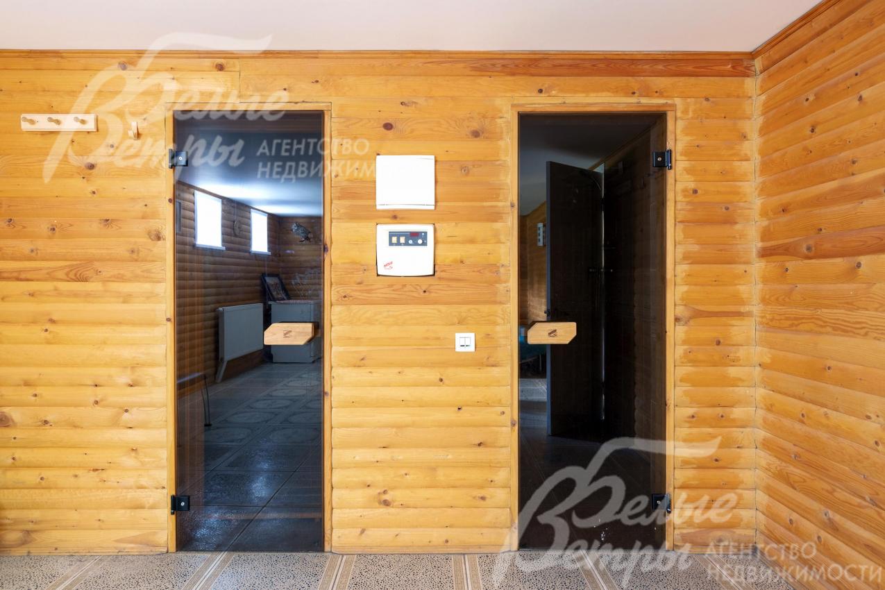 На цокольном этаже находится сауна, рядом с ней - душевая