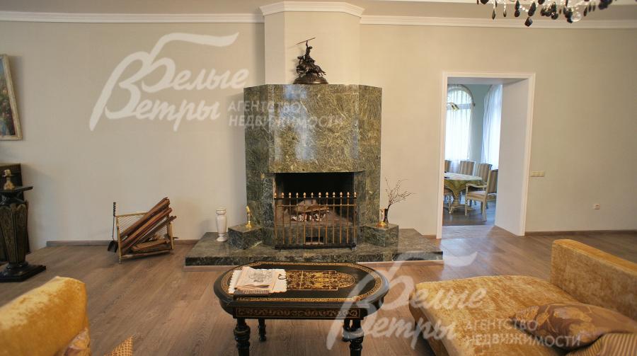 Камин отделан камнем змеевиком. Работа профессора каминных дел.