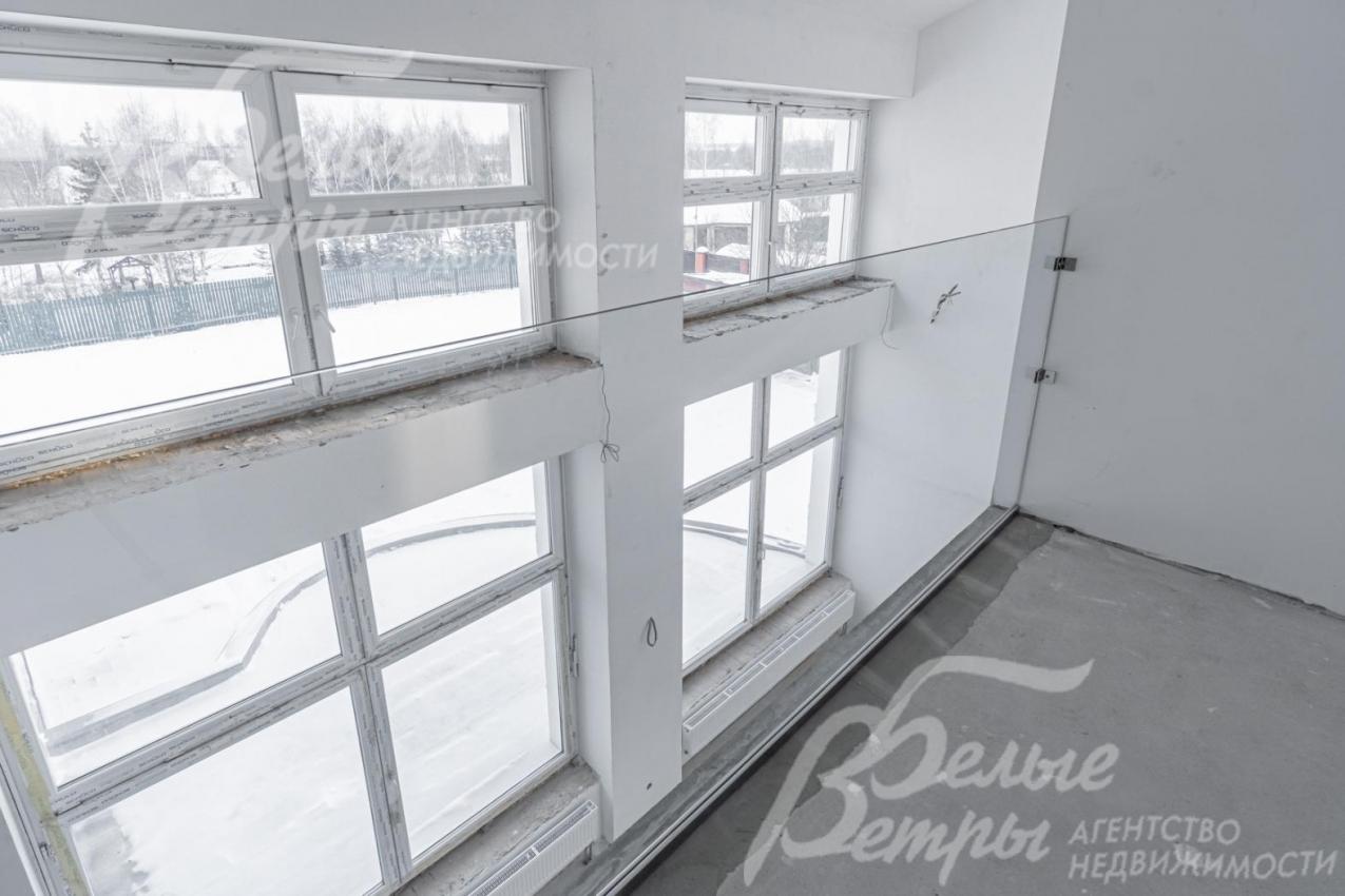 Ограждения из каленого стекла в зоне второго света.