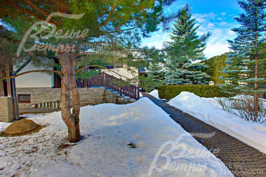 Благоустроенный участок с дорожками из брусчатки и ночной подстветкой