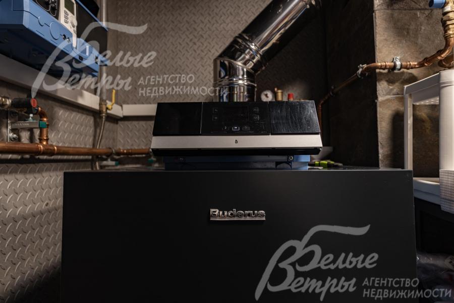 Основной газовый котел Buderus 50 кВт с 5 контурами отопления.