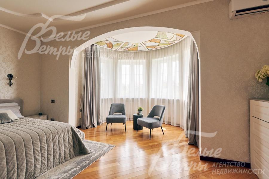 В мастер-спальне - зонированный видовой эркер с витражным потолком