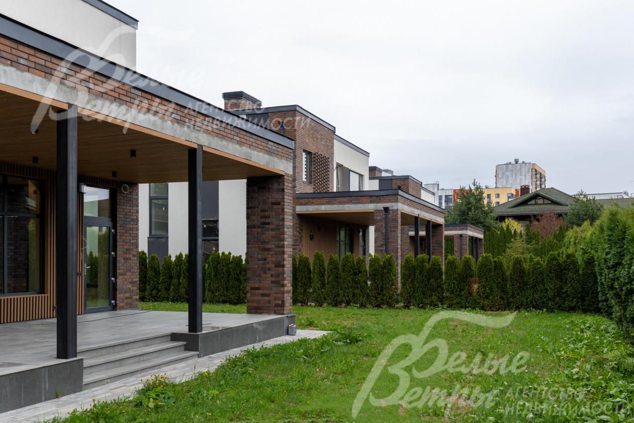 Участок облагорожен: высажен газон и живая изгородь из туй