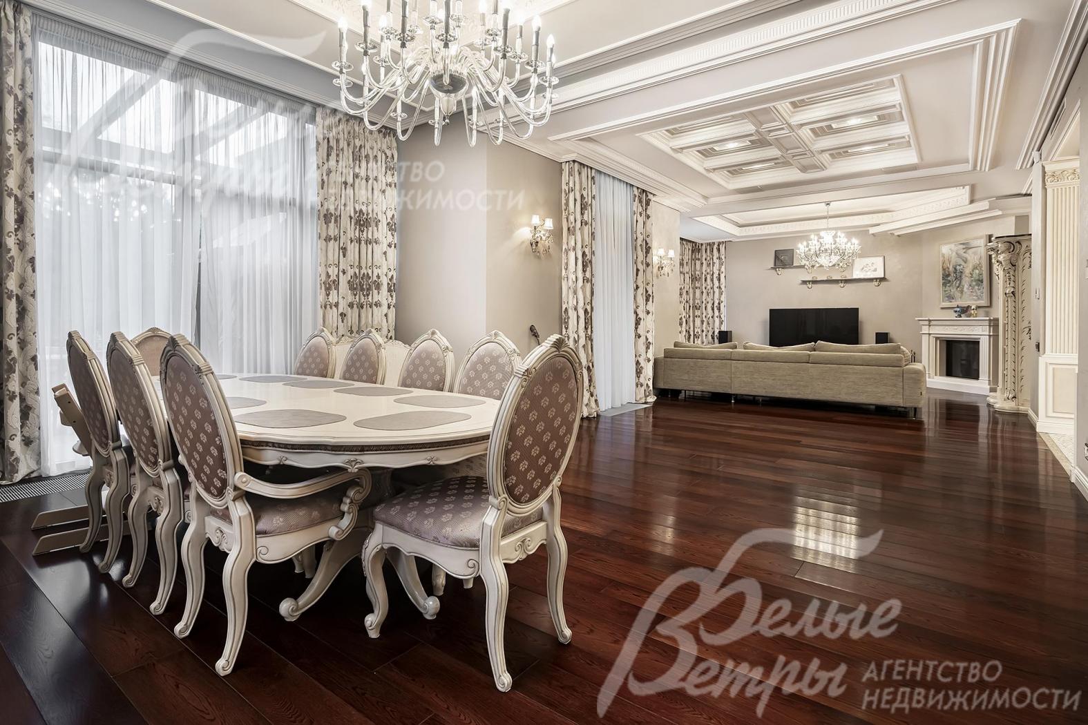 Зона столовой с выходом на террасу.