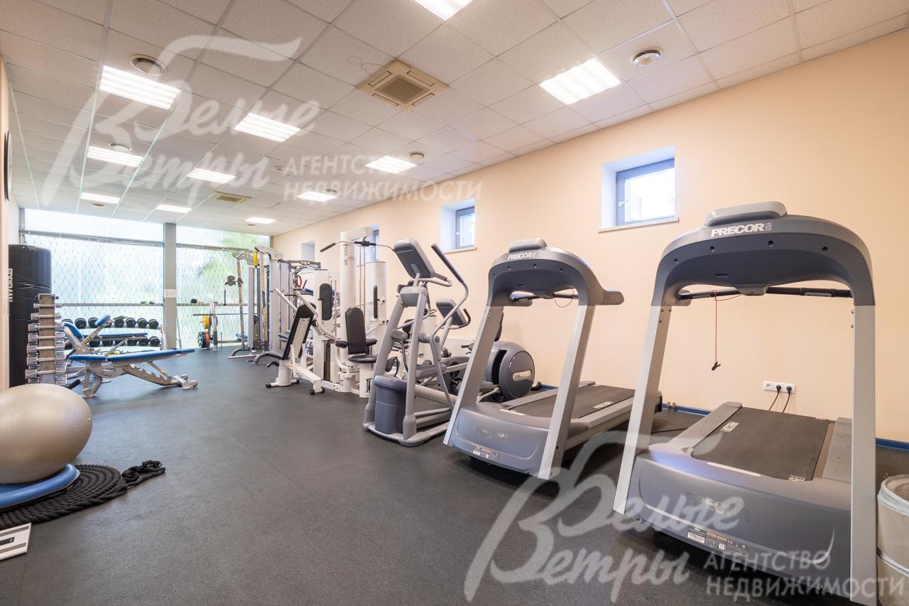 Беговые дорожки в тренажерном зале. 