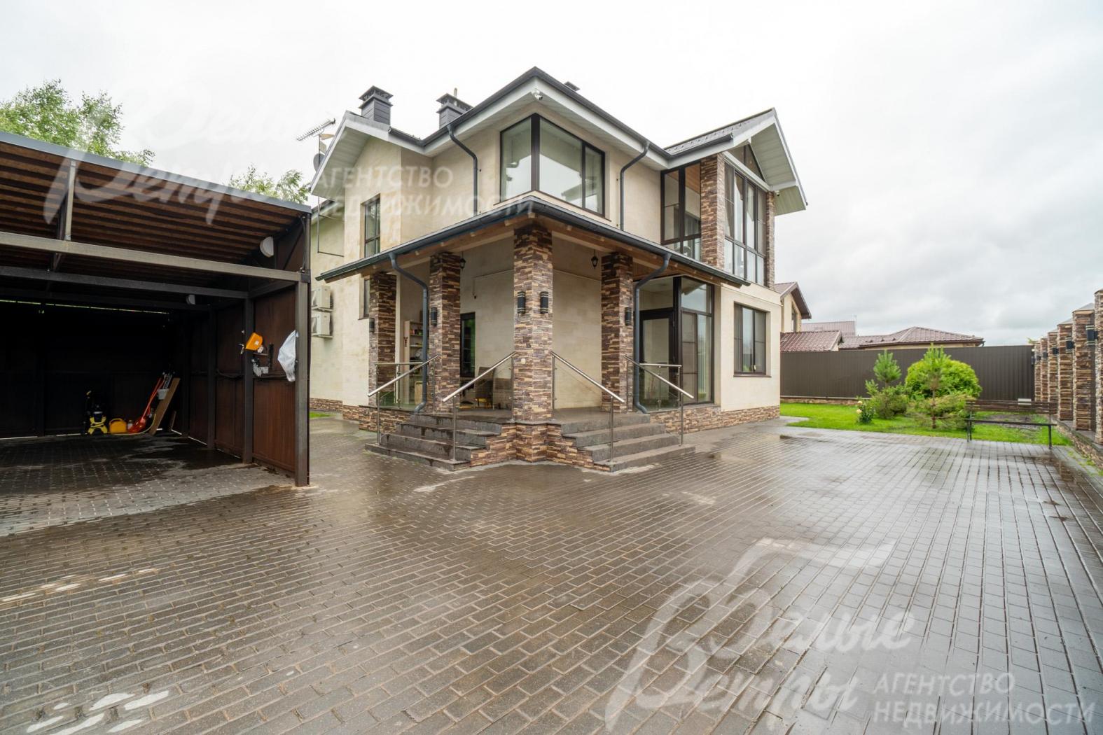 Парковка у дома выложена брусчаткой на монолитном основании 20 см