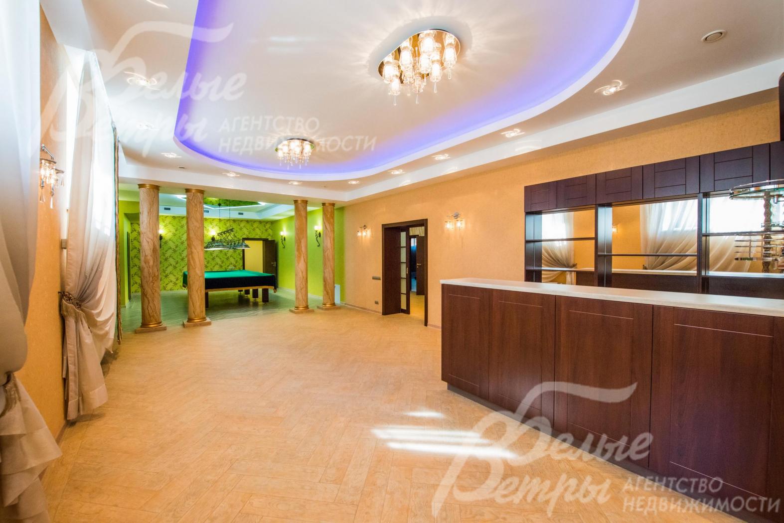 Барная стойка в гостиной в цокольном этаже