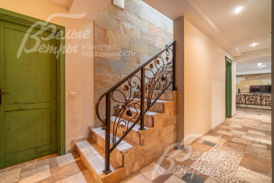 На второй этаж ведёт лестница на железобетонном основании со ступенями, отделанными травертином, и перилами художественной ковки