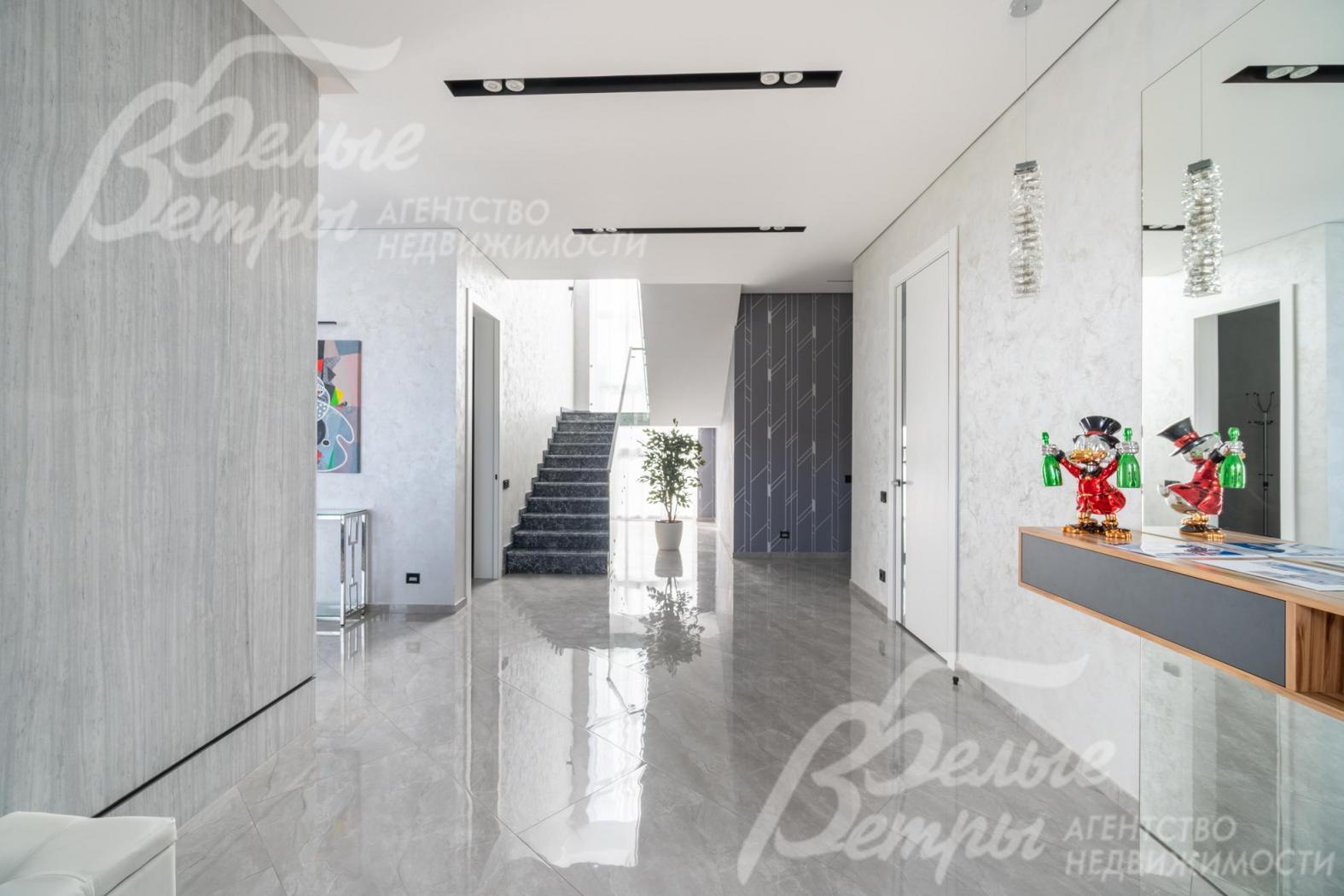 В отделке - потолок (гипсокартон) с теневым профилем, выполнено освещение от ведущих производителей из каталогов 2024-2025 года