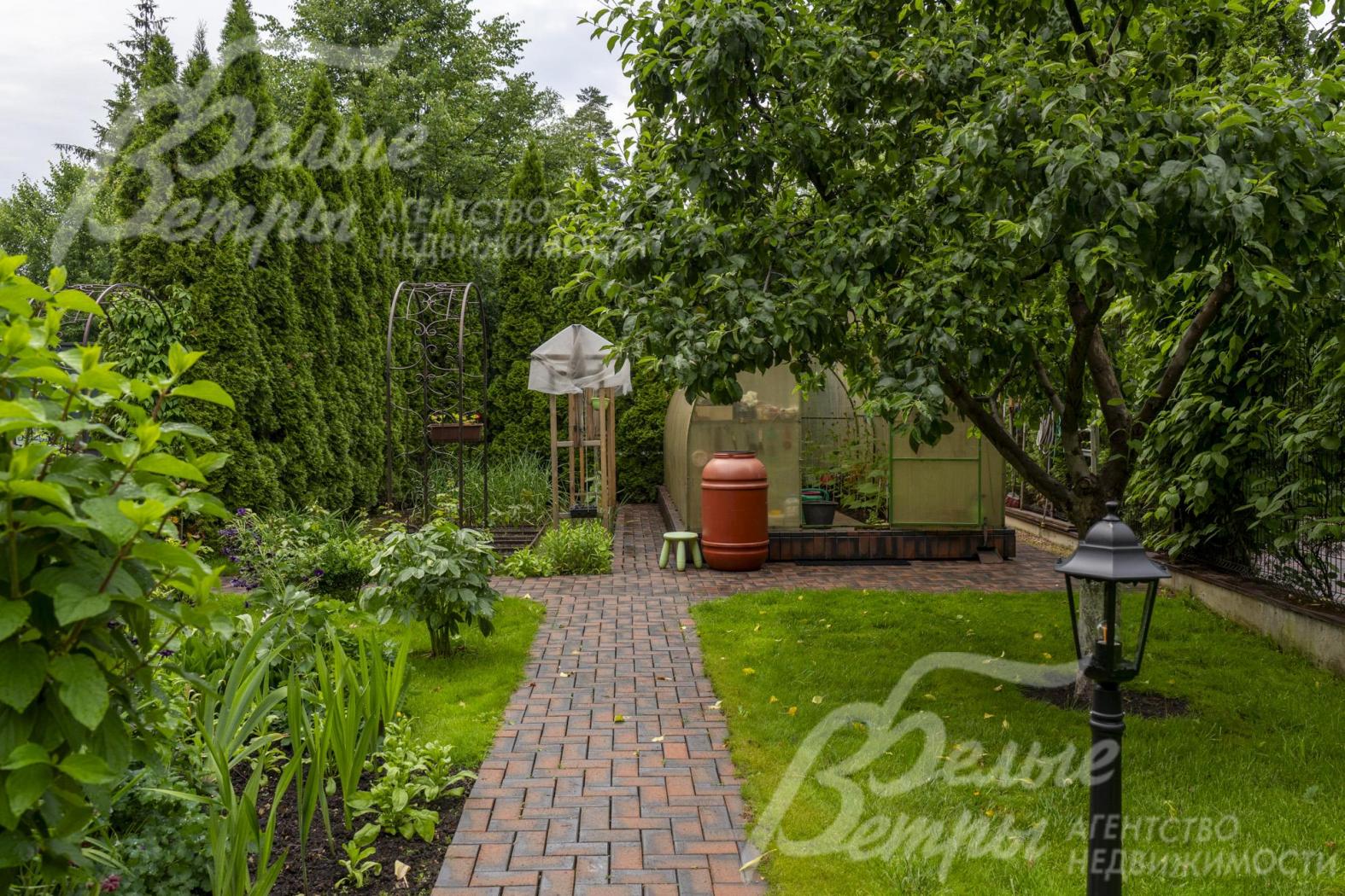 На территории участка есть хозяйственный блок - вольер, генераторная, подсобная