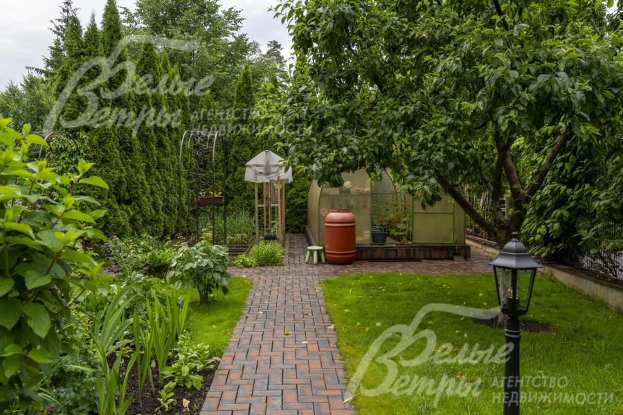 На территории участка есть хозяйственный блок - вольер, генераторная, подсобная