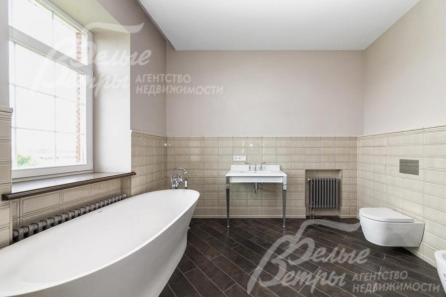 Санузел с ванной при главной спальне 