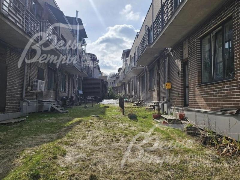 Территория за таунхаусом