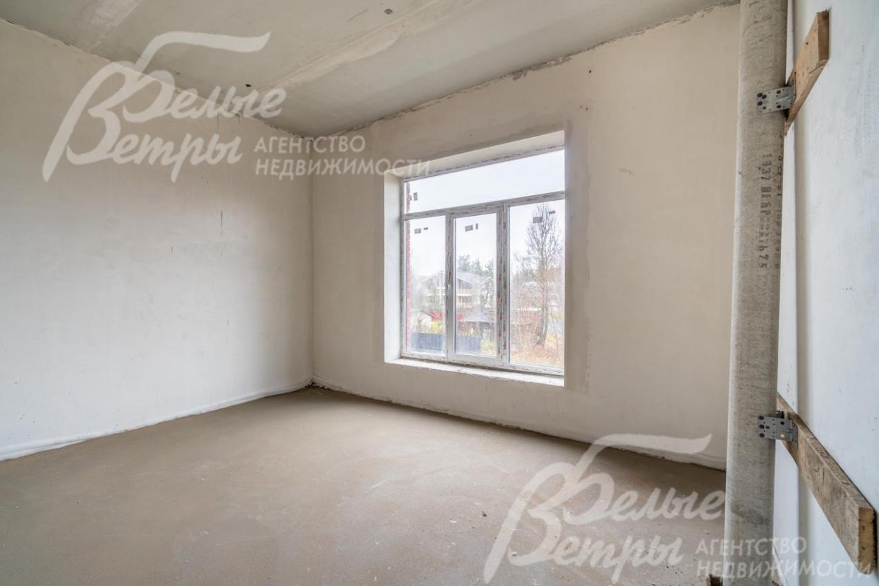 Одна из спален на втором этаже. В доме установлены двухкамерные окна Brusbox, их высота на 2-м этаже - 2,33 м