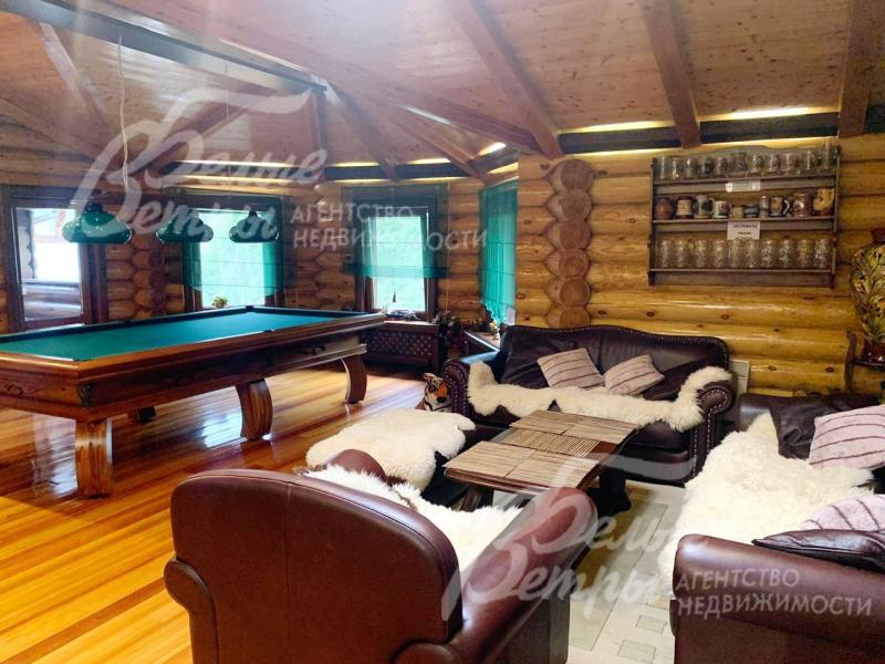 Зал с бильярдом