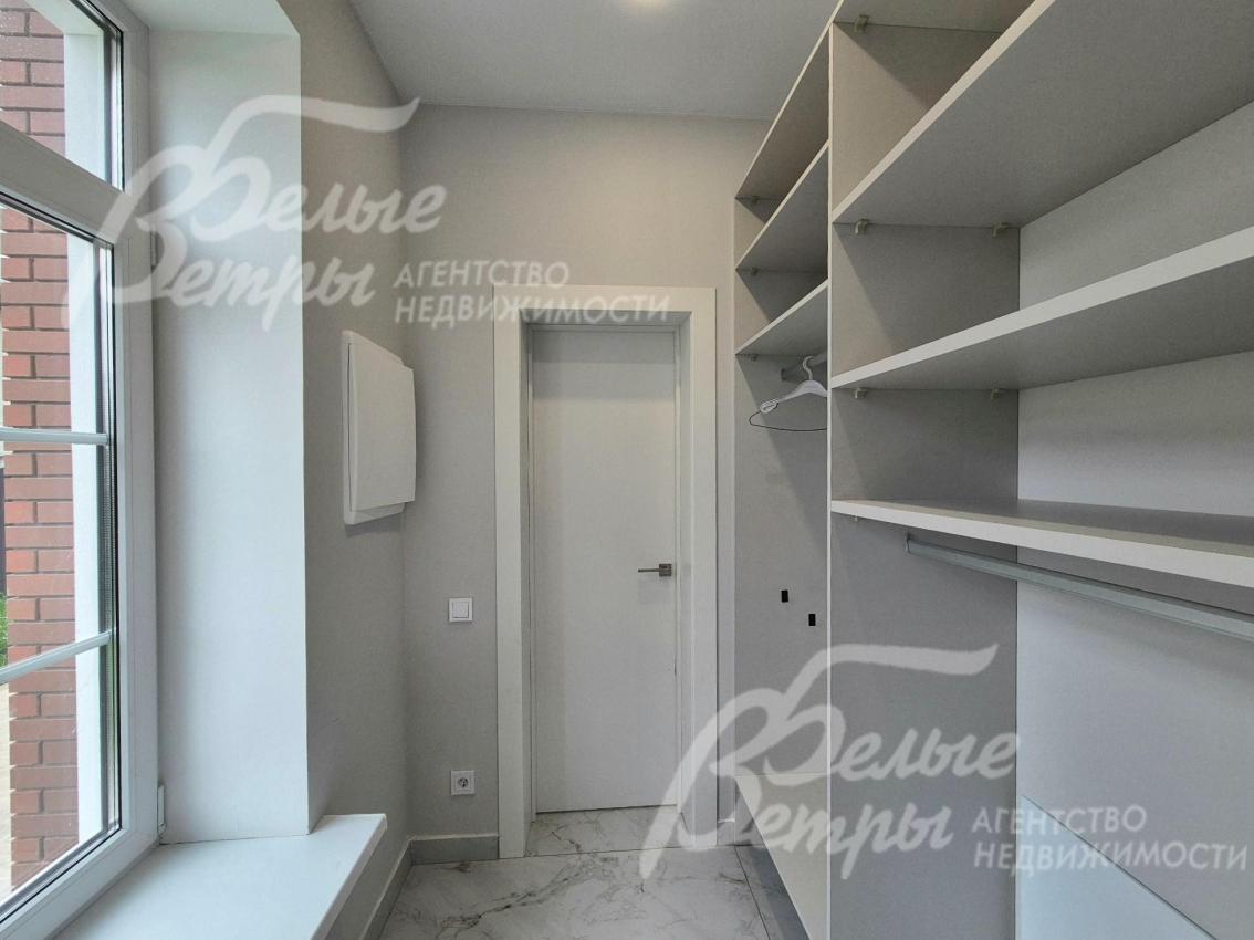 Гардеробная на первом этаже.