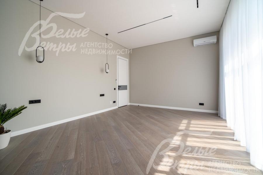 Одна из спален на втором этаже: по всему дому установлены стильные розетки и выключатели чёрного цвета (Schneider)