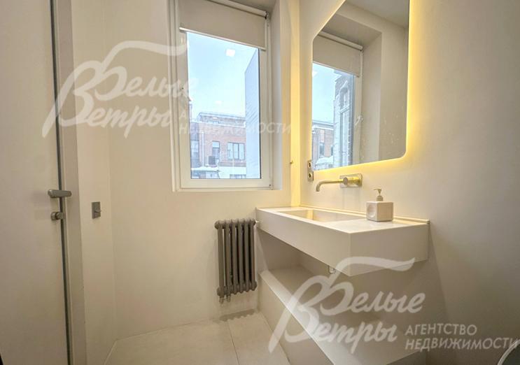 В санузлах - тёплые стены (вместо полотенцесушителей), облицованные лаппатированной плиткой Laparet