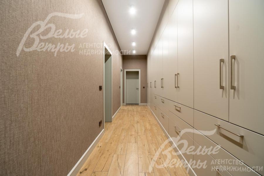 Коридор, оснащенный встроенными шкафами, ведёт из холла в спа-зону и в котельную 