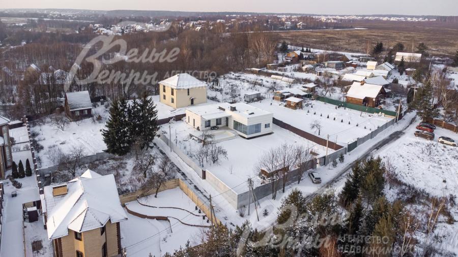 Дом в обжитой коттеджной застройке, тихое живописное место. 