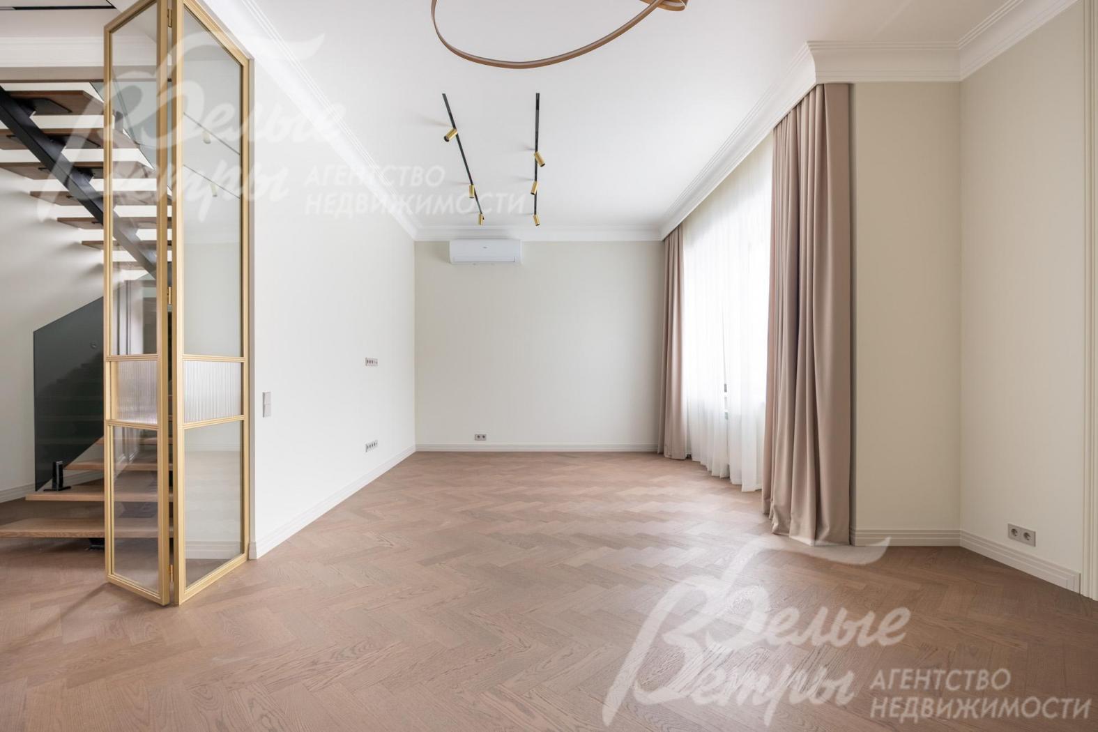 Гостиная. Напольное покрытие Quarz Parquet.