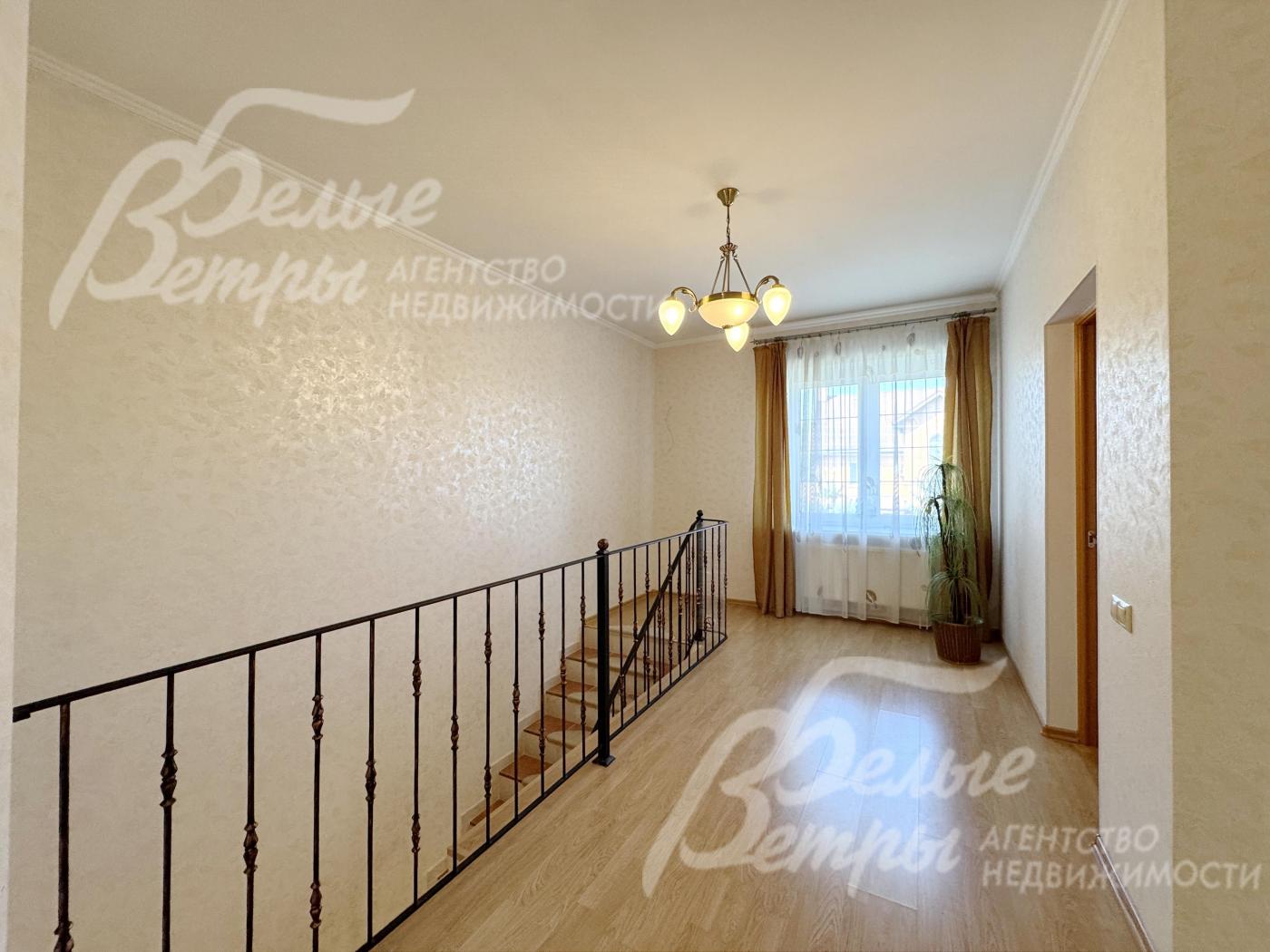 Лестница - с коваными перилами