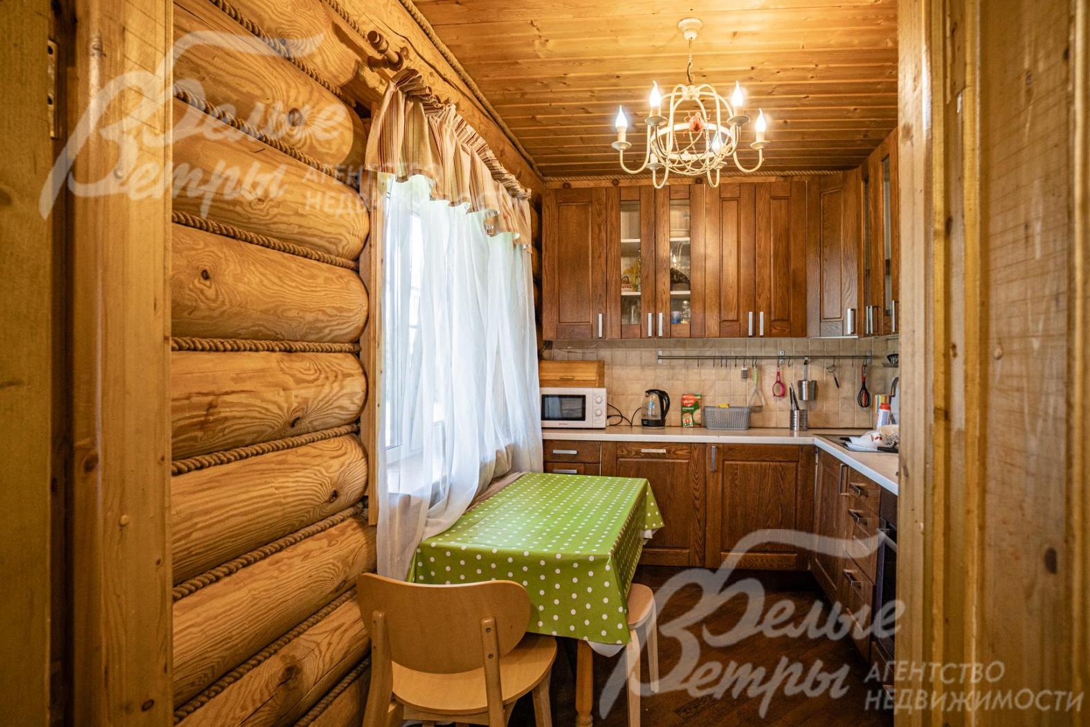 Кухня с кухонным гарнитуром. 