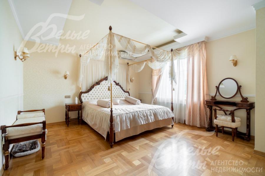 Мастер-спальня с итальянской мебелью из массива дерева ручной работы