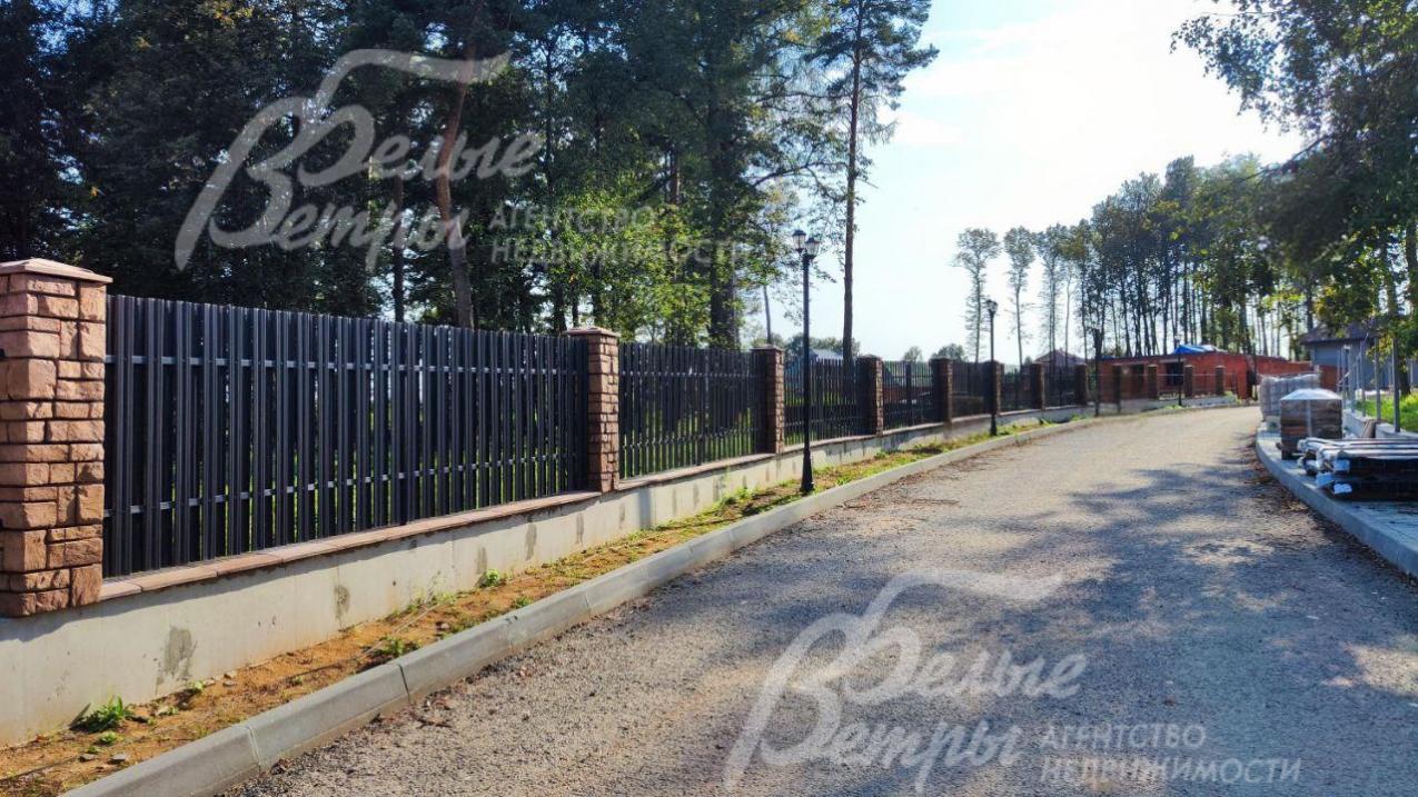 Широкие асфальтовые дороги с троттуарами в поселке Бородино Вилладж.