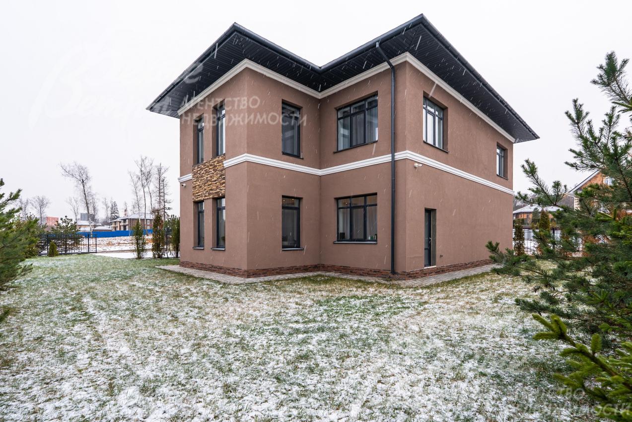 Дом стоит на облагороженном ровном участке в приватной части коттеджного посёлка