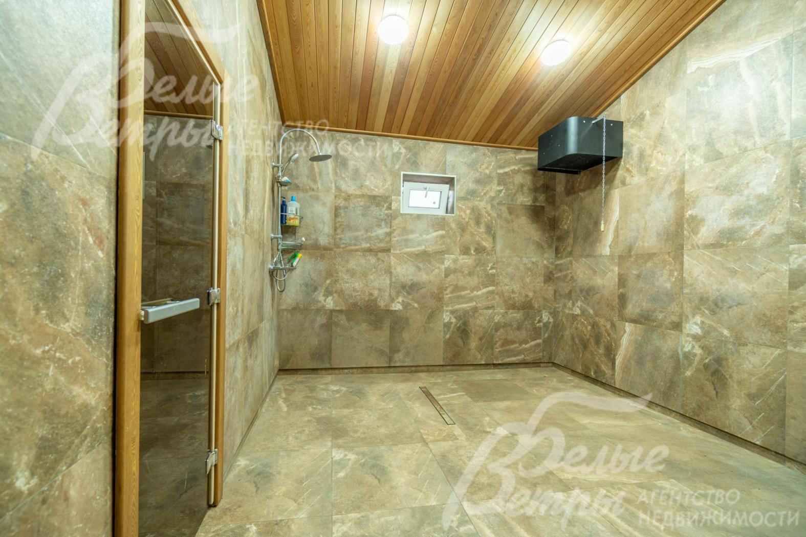 Зона душевой со входом в парную
