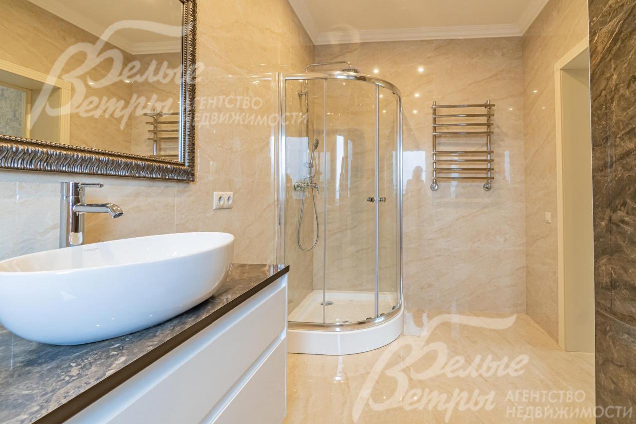 Санузел с душевой кабиной на втором этаже