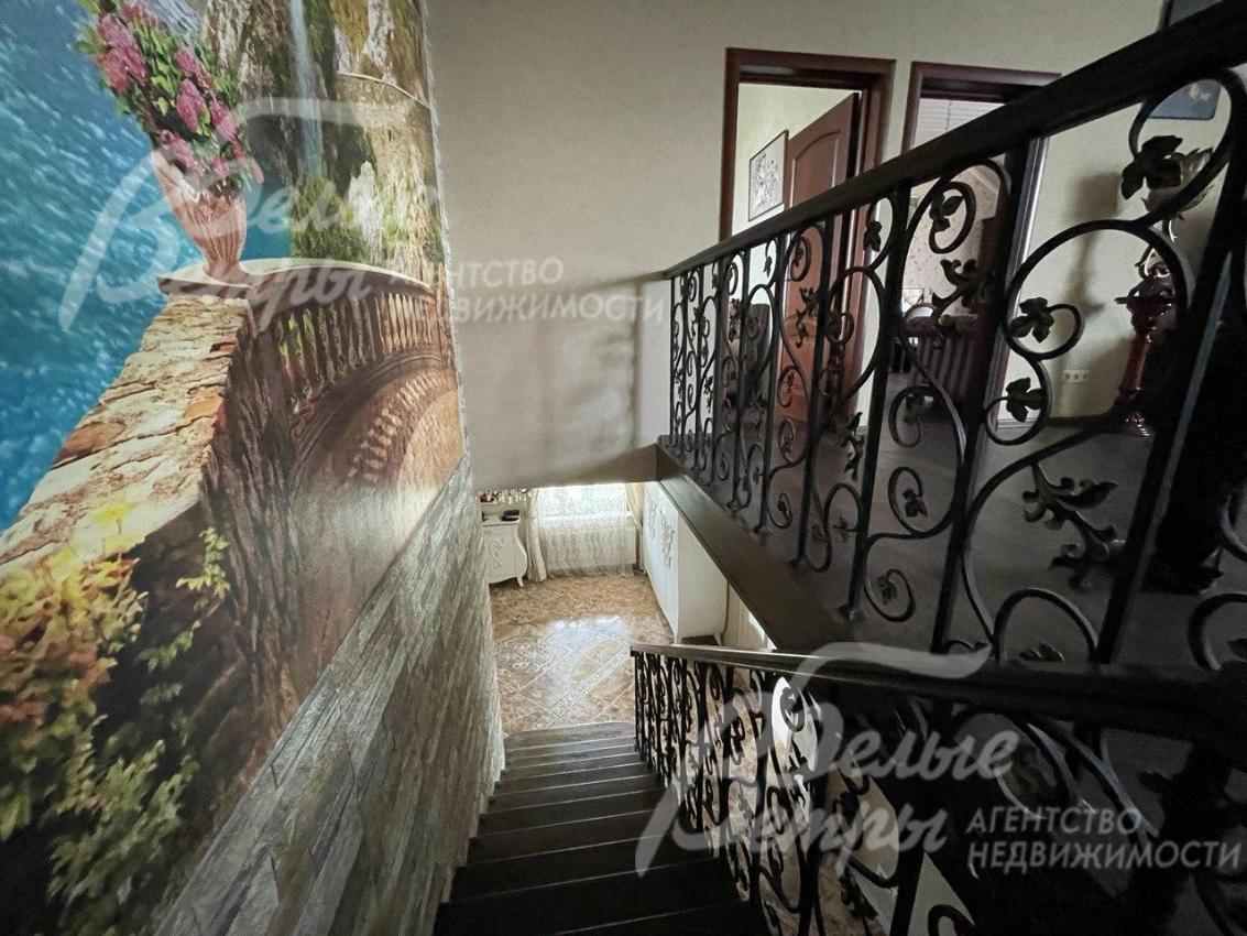 Лестница с коваными перилами