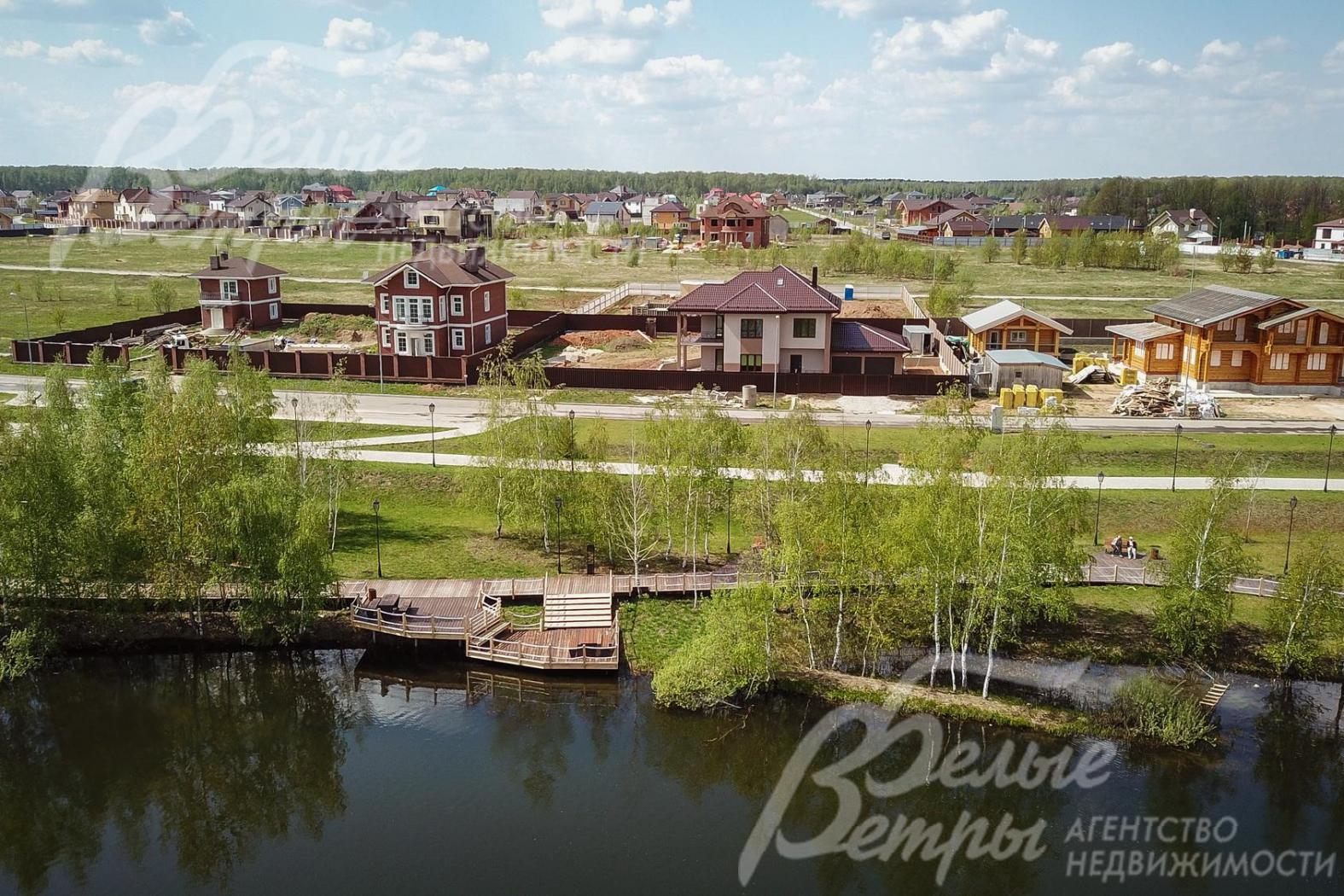 обжитой благоустроенный поселок на берегу озера Александровы пруды 