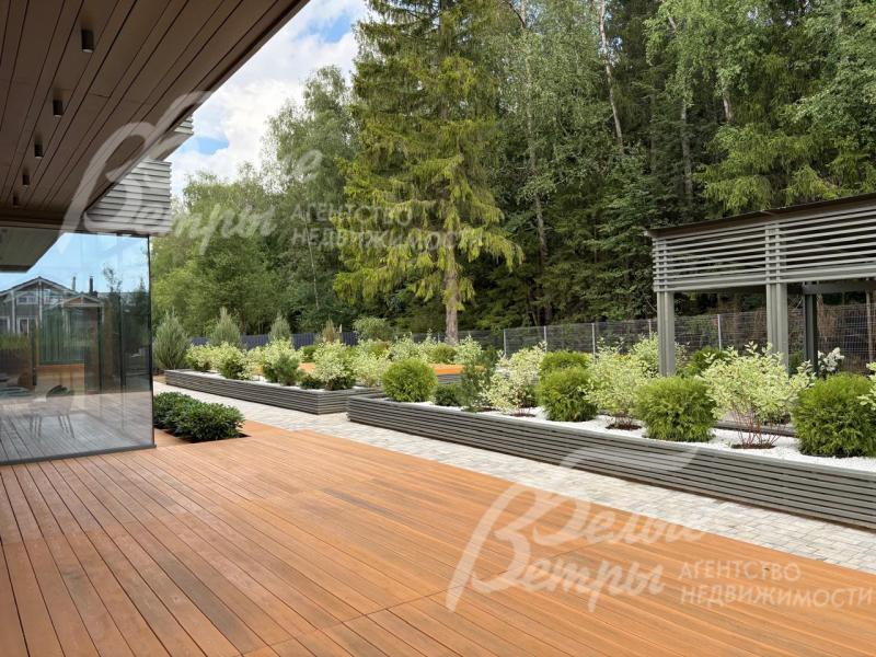 Терраса дома оформлена покрытием из деревянной доски
