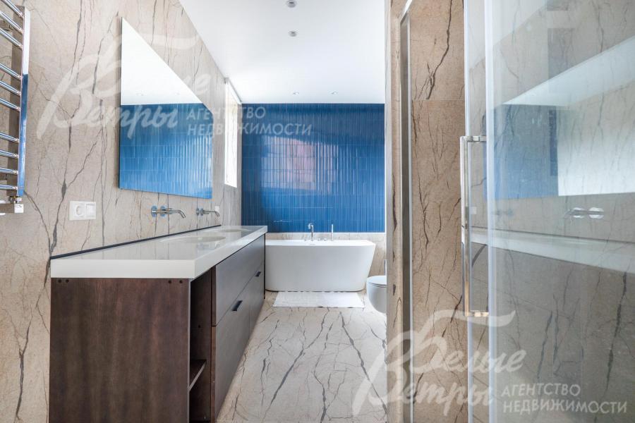 Санузел главной спальни с ванной и душевой