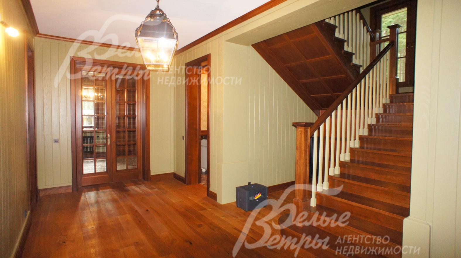 Холл 1-ого этажа. Отделка стен дома экслюзивными панелями мдф