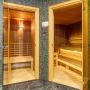 Спа-зона на цокольном этаже с инфракрасной сауной и парной с полками из абаша, стенами из кедра и с электрической печью HARVIA
