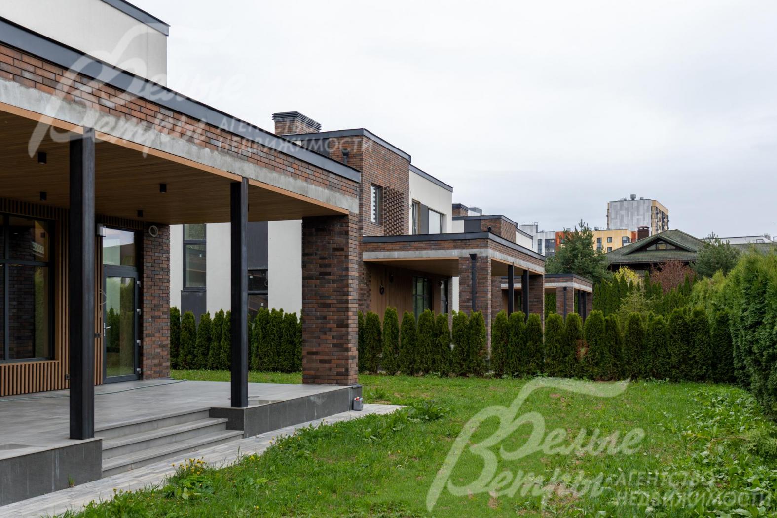 Участок облагорожен: высажен газон и живая изгородь из туй