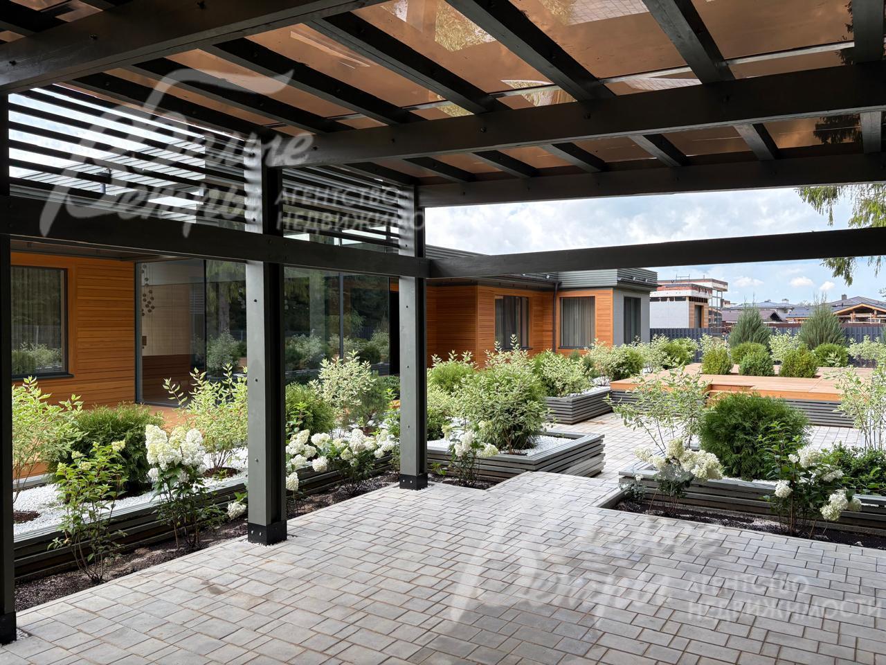 Установлена просторная крытая беседка, мощёная плиткой