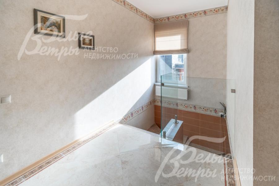 Холл на втором этаже в светло-бежевых тонах