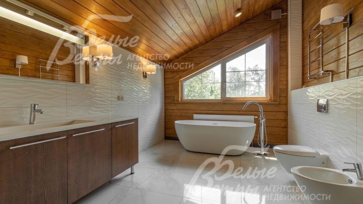 Санузел в хозяйской спальне, отдельностоящая ванна с напольным смесителем