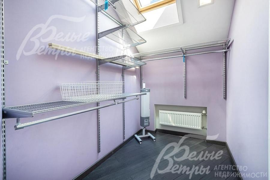 Гардеробная на 3ем этаже с мансардным окном.