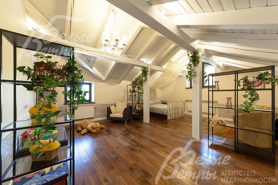 Спальня со своей ванной комнатой на втором этаже