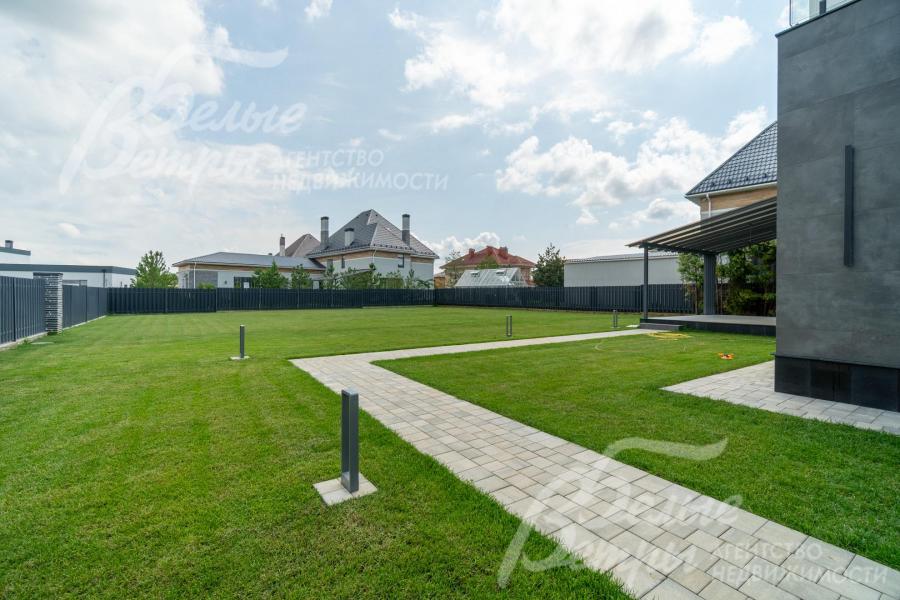 На участке уложен рулонный газон, вымощены дорожки, установлены фонари