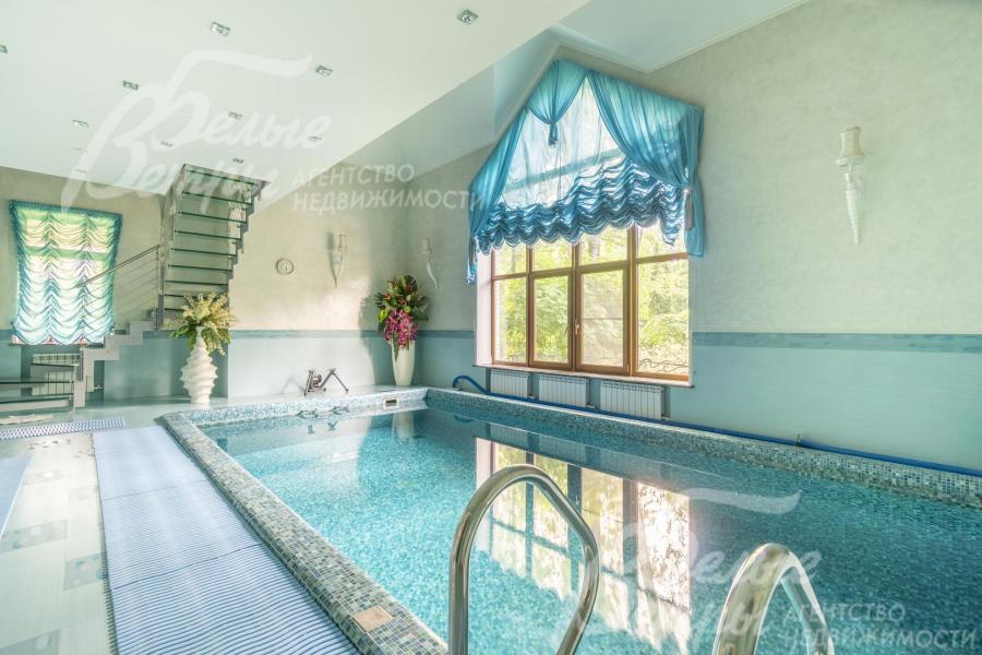 Зона бассейна с большим окном, лестница из спортивного зала второго этажа