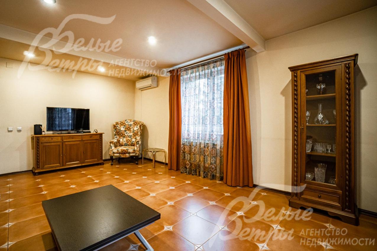 В доме антикварная мебель из массива дуба