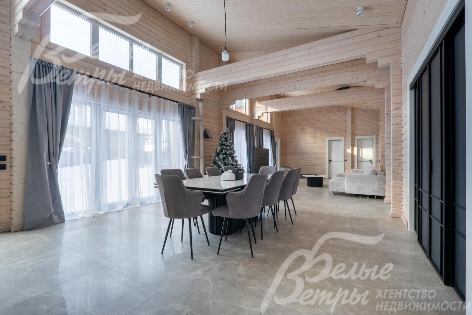 Потолки облицованы лиственницей, во всех помещениях смонтированы карнизы с дорогостоящими элегантными шторами