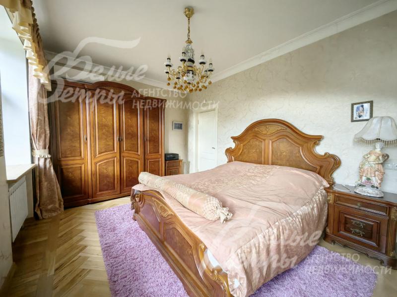 В спальнях дорогие гарнитуры из массива дерева с резными элементами.